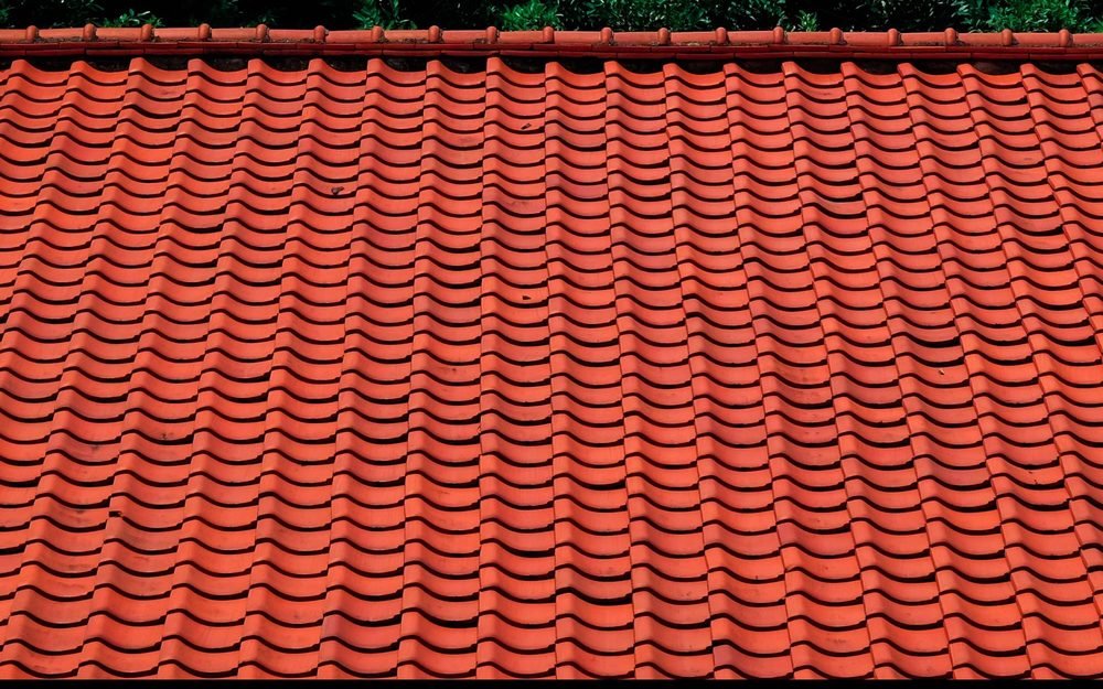 Toiture en tuiles rouges propre